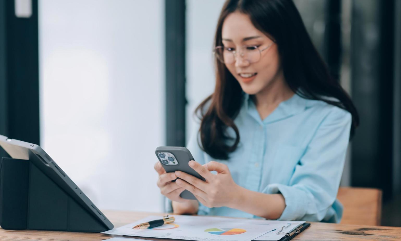 Equipo técnico revisando configuraciones de seguridad en sala de servidores
